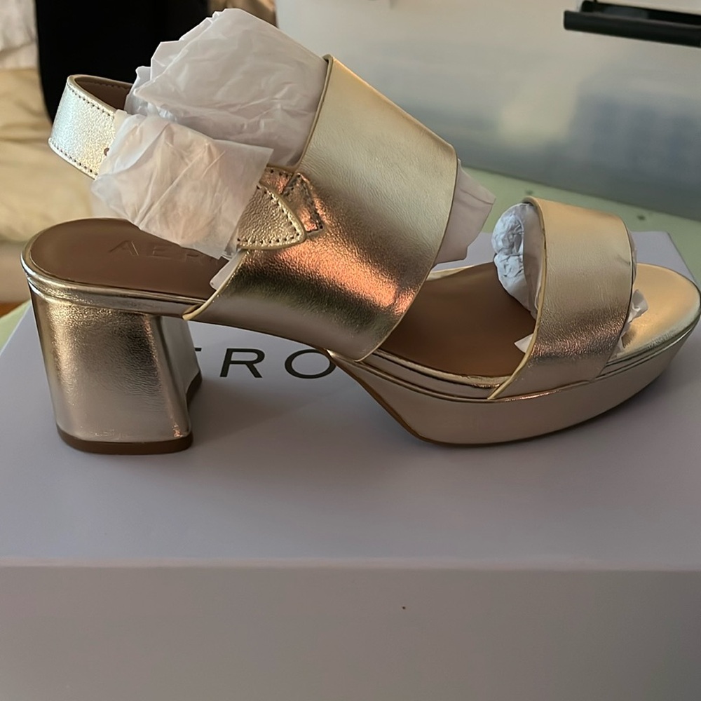 NWT and box aerosoles gold wedge sandals